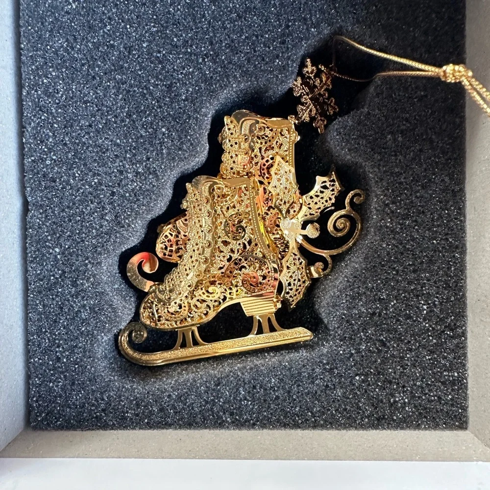 Danbury Mint 23 kt gold-plated ice skate ornament - 2020